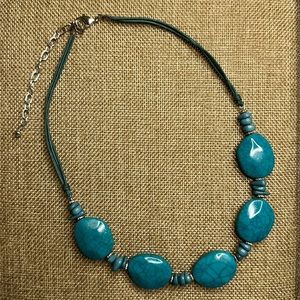 NWOT Beautiful Turquoise Leather-Cord & Simulated Stone Statement Necklace 👗🩵